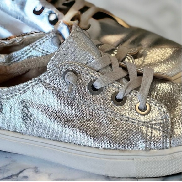 Steve Madden Jane silver sneaker. Gently worn. Super comfortable Great condition - Picture 6 of 17